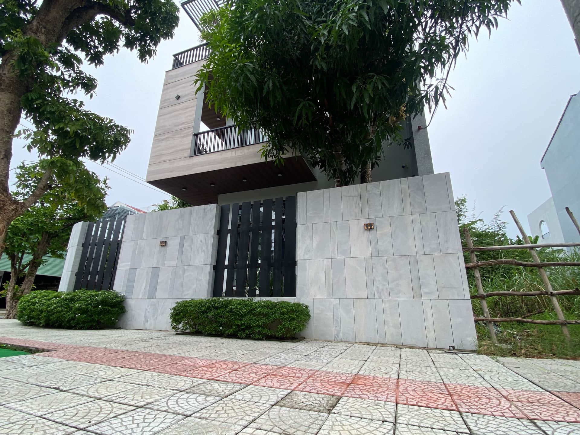 Đá Bạc Phun Cát Ốp Tường Trang Trí – Giải Pháp Đẳng Cấp Cho Không Gian Hiện Đại